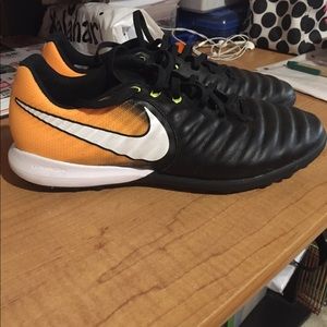 Indoor soccer shoes